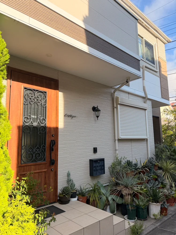 植物に囲まれたHazani Homestayの玄関