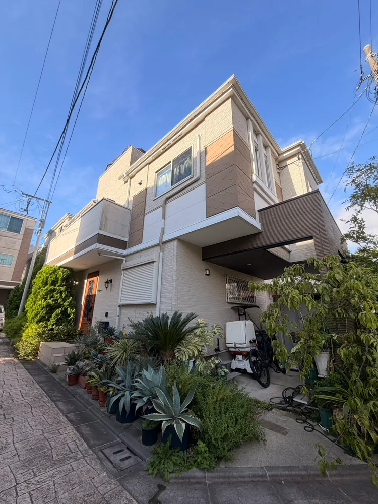 青空の下に立つHazani Homestay